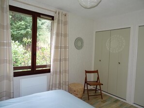 1 slaapkamer, een strijkplank/strijkijzer, gratis wifi, beddengoed