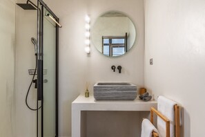 Douche, sèche-cheveux, serviettes fournies