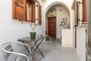 Outdoor dining - Studio Apartment 'En Tino 4' with Balcony, Wi-Fi and Air Conditioning (Tinos)