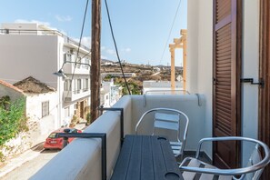 Outdoor dining - Studio Apartment 'En Tino 4' with Balcony, Wi-Fi and Air Conditioning (Tinos)