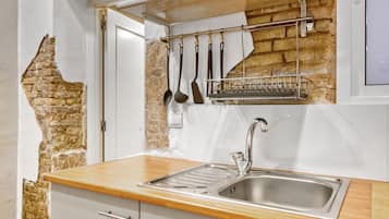 Een koelkast, een magnetron, een kookplaat, een vaatwasser