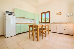 Kühlschrank, Mikrowelle, Herdplatte, Wasserkocher mit Kaffee-/Teezubehör
