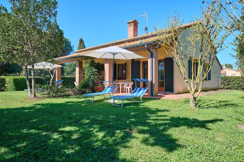 Apartment "Mare Etrusco Villetta D2" with Private Garden & Wi-Fi
