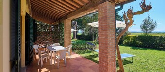 Apartment "Mare Etrusco Villetta D2" with Private Garden & Wi-Fi