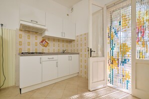 Fridge, microwave, stovetop, coffee/tea maker - Apartment "Mare Etrusco 4" with Shared Garden & Wi-Fi (Populonia)