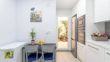 Een koelkast, een microgolfoven, een oven, een kookplaat