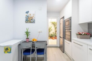 Kjøleskap, mikrobølgeovn, ovn og kokeplater