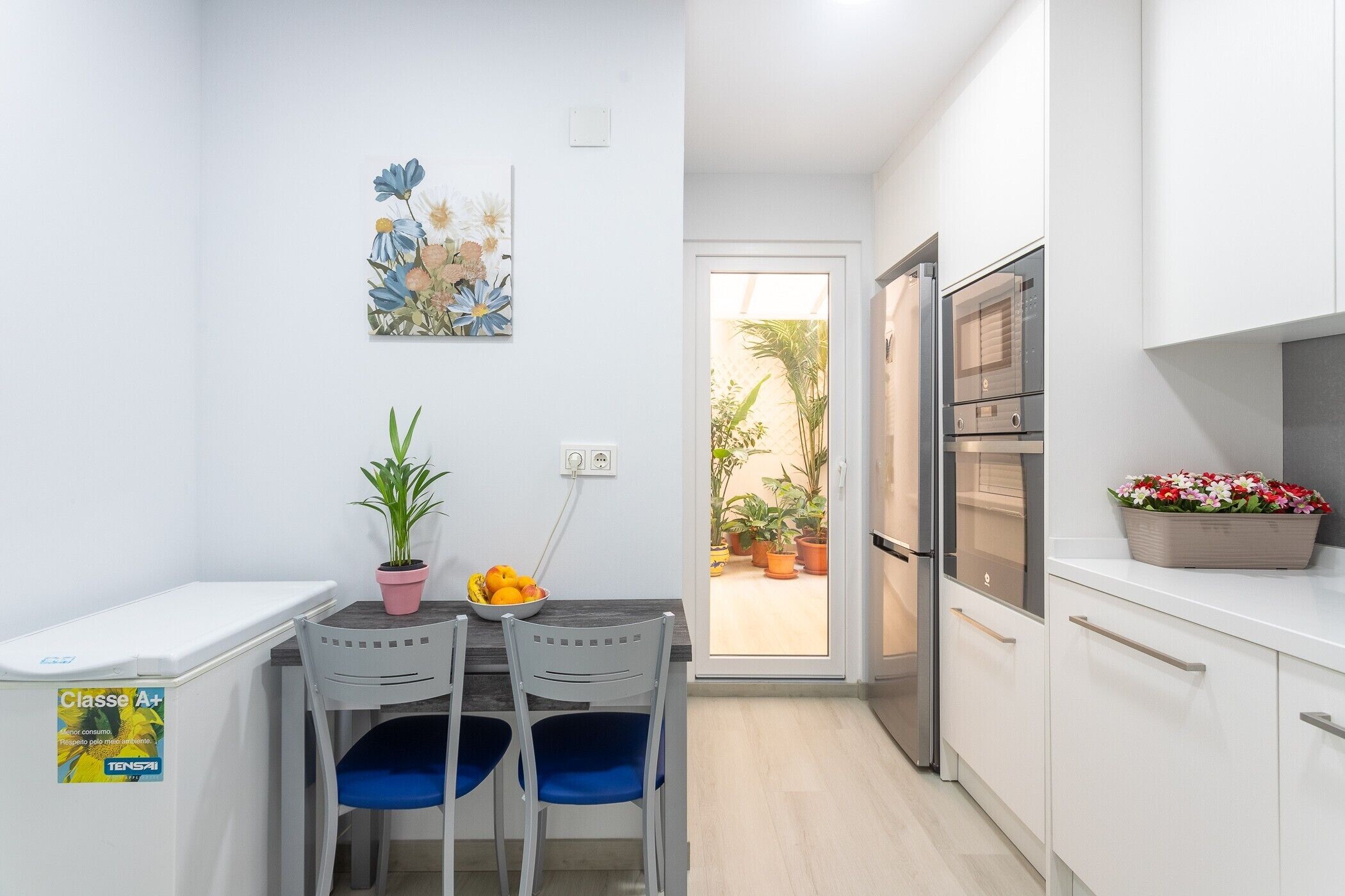 冷蔵庫、電子レンジ、オーブン、コンロ