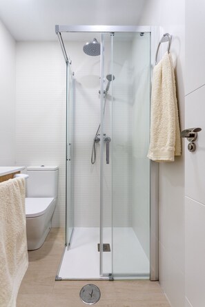 Dusj, hårføner og håndklær