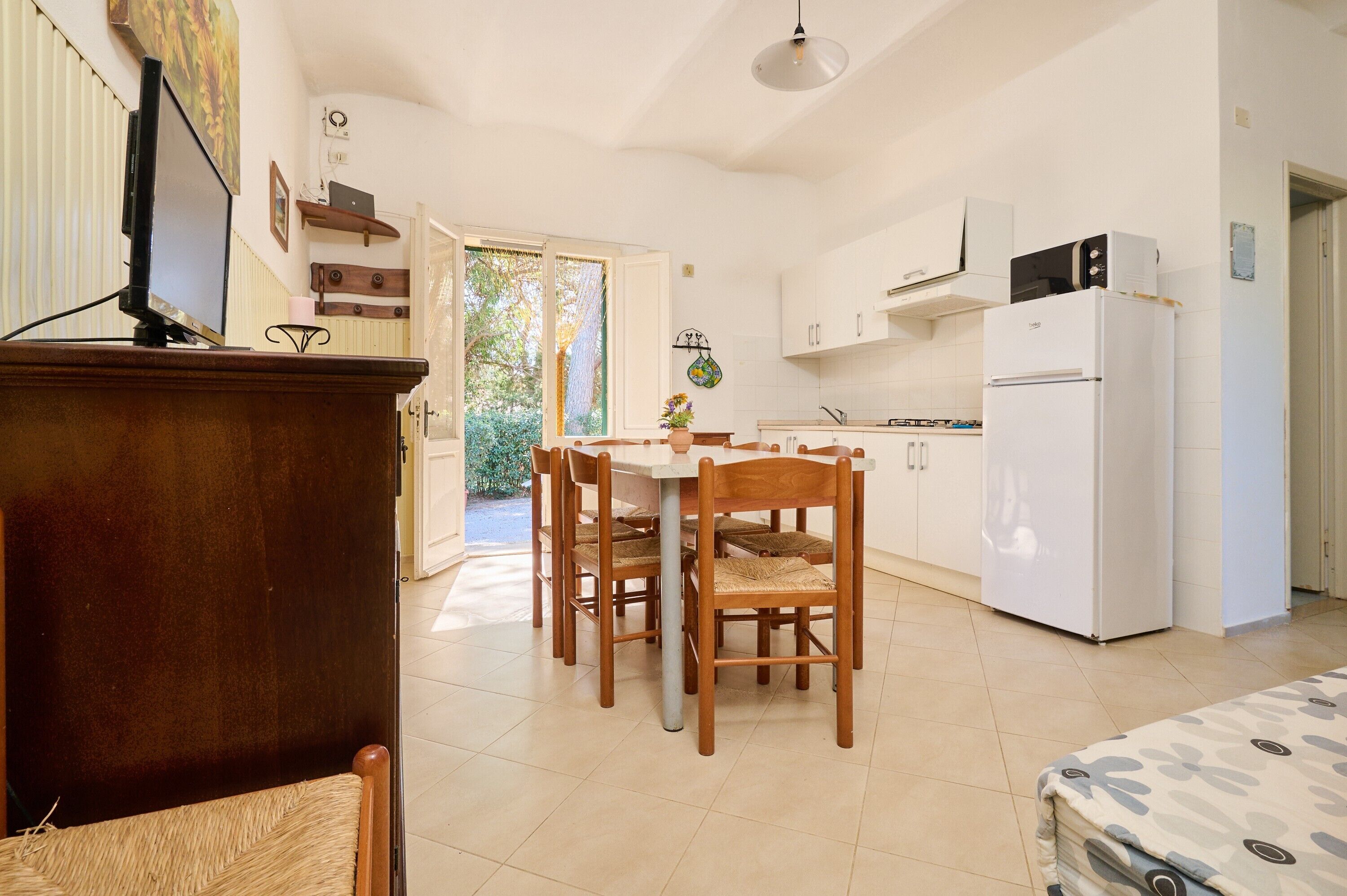 Refrigerador, microondas, placa de cocina, cafetera/tetera