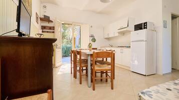 Refrigerador, microondas, placa de cocina, cafetera/tetera