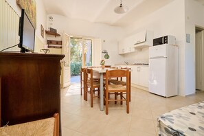 Refrigerador, microondas, parrilla de estufa y cafetera y tetera 