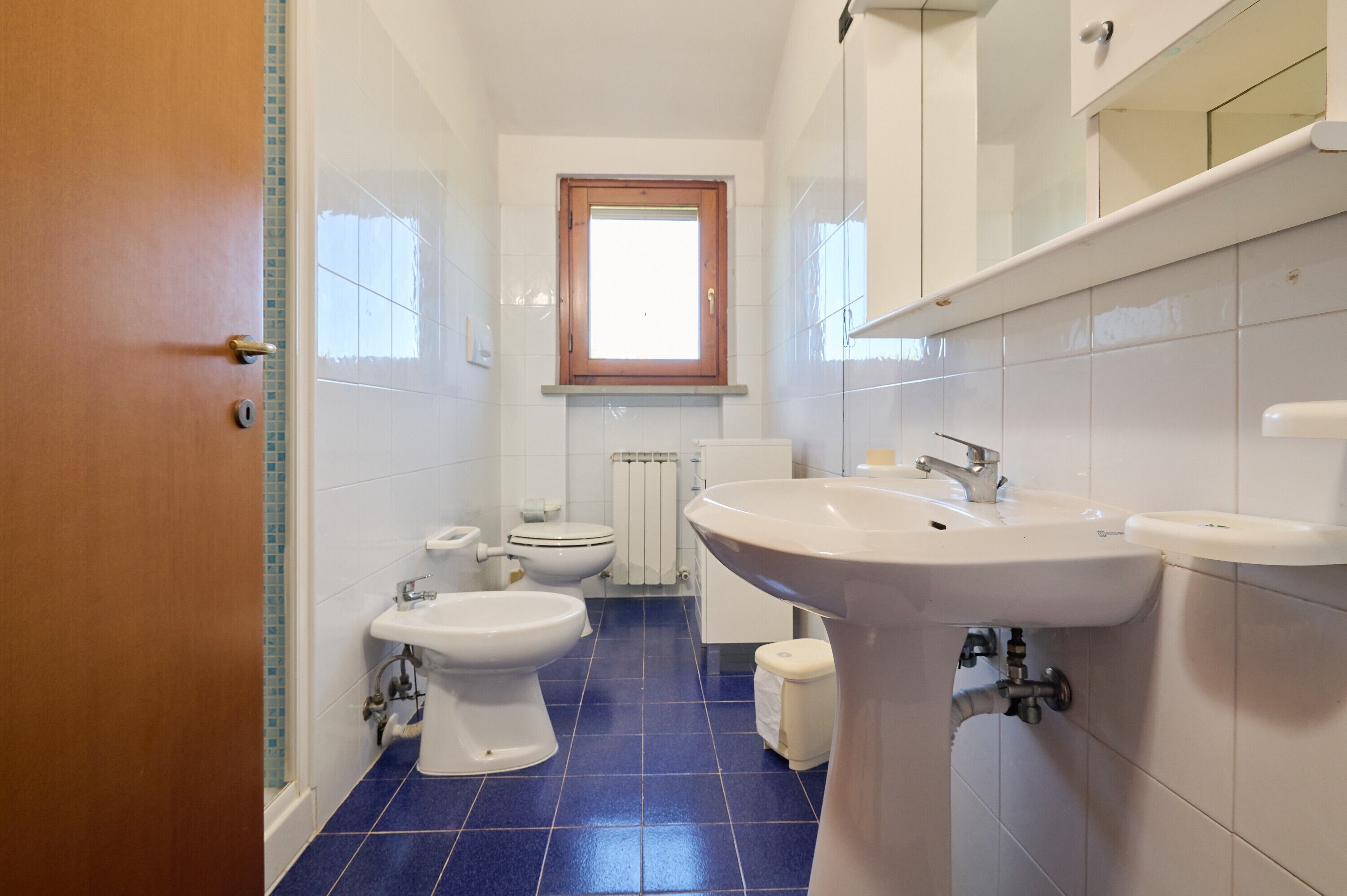 Shower, free toiletries, towels