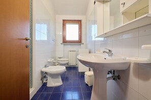 Dusch, gratis toalettartiklar och handdukar