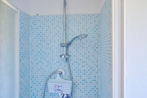 Dusche, kostenlose Toilettenartikel, Handtücher