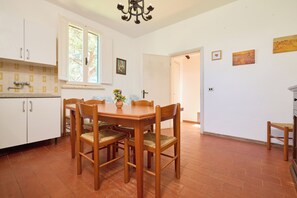 Dining - Apartment 'Mare Etrusco 2' with Shared Garden and Wi-Fi (Populonia)