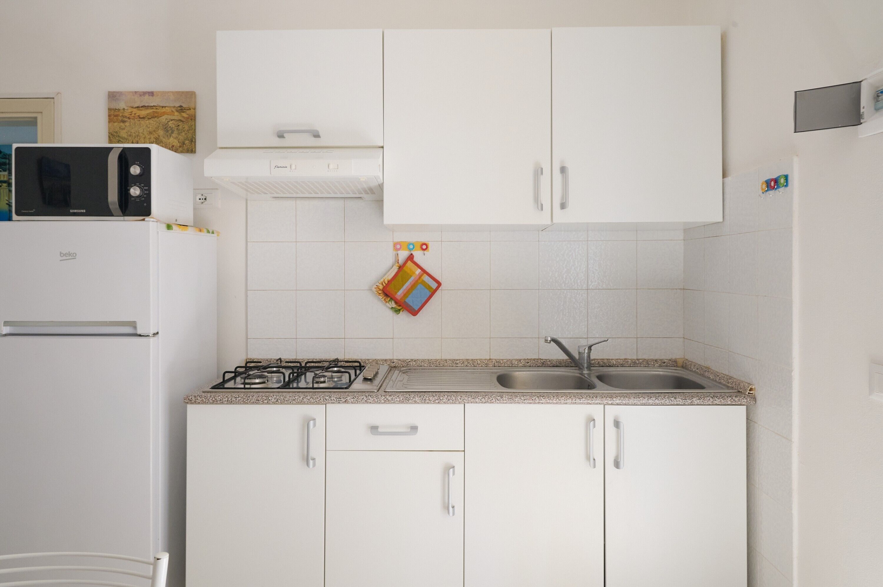 Frigorifero, microonde, piano cottura, macchina per tè/caffè