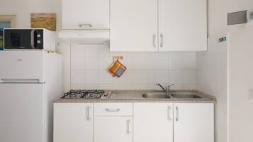 Frigorifero, microonde, piano cottura, macchina per tè/caffè