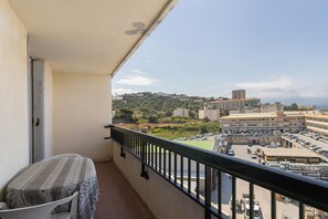 Ein Balkon mit Blick auf einen Parkplatz und Gebäude.