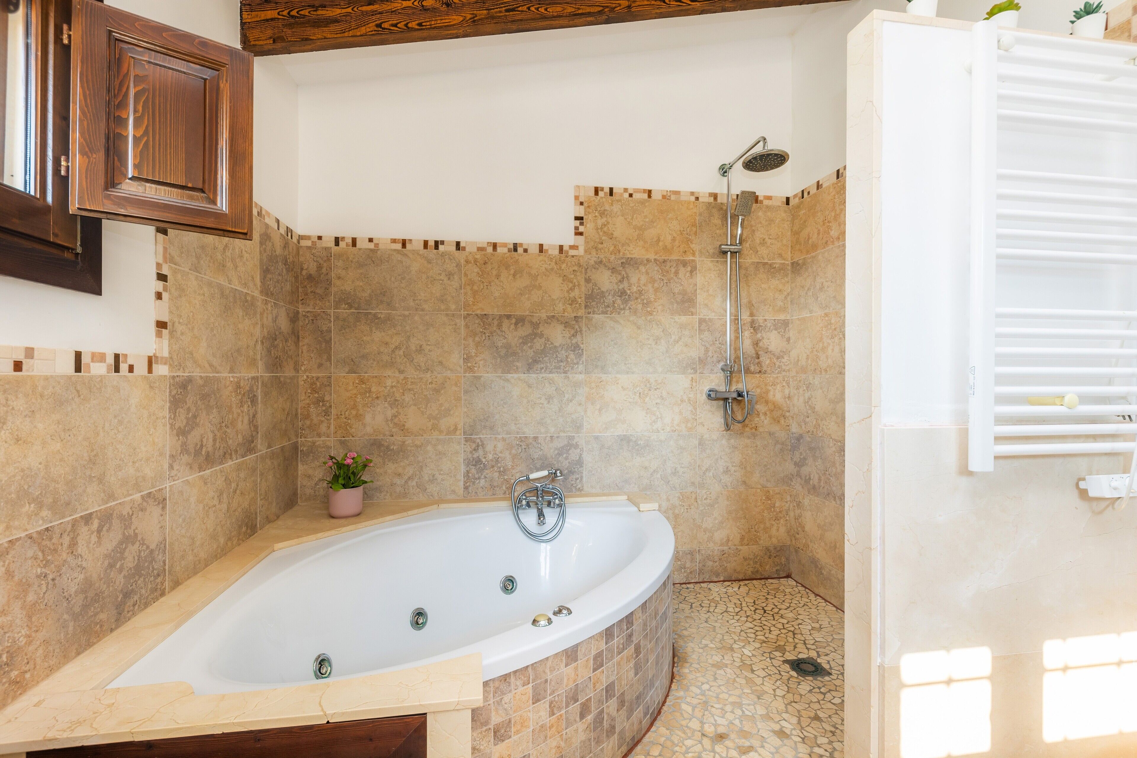 Badewanne, Haartrockner, Handtücher