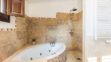 Badewanne, Haartrockner, Handtücher