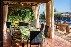 Outdoor dining - Rural House 'Villa Es Coll Doret' with Private Pool, Private Terrace and Wi-Fi (Porto Cristo)