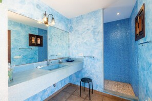 Bathtub, hair dryer, towels - Rural House 'Villa Es Coll Doret' with Private Pool, Private Terrace and Wi-Fi (Porto Cristo)