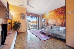 TV - Holiday Home "House of Roses" with Private Terrace & Wi-Fi (Como)