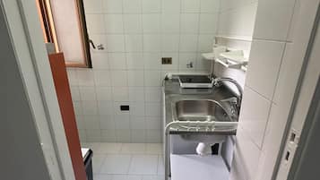 Asciugacapelli, bidet, asciugamani, sapone