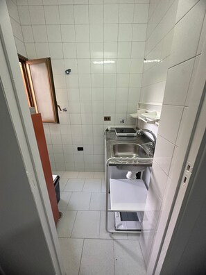 Een haardroger, een bidet, handdoeken, zeep