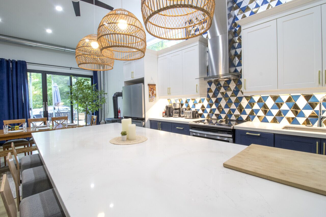 Kylskåp, mikrovågsugn, ugn och spishäll