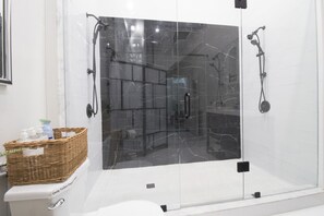 Hair dryer, towels - Spacious 4 Bedroom- Steps to Beach (Tiny)