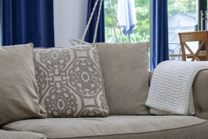 Smart-TV, Kamin, Bücher