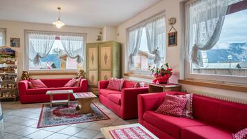 TV, tavolo da ping pong