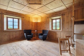 Interior - Holiday Apartment 'Ansitz Baumannhof Gotik' with Mountain View, Shared Garden and Wi-Fi (Falzes)