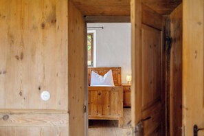 2 bedrooms, free WiFi, bed sheets - Holiday Apartment 'Ansitz Baumannhof Gotik' with Mountain View, Shared Garden and Wi-Fi (Falzes)