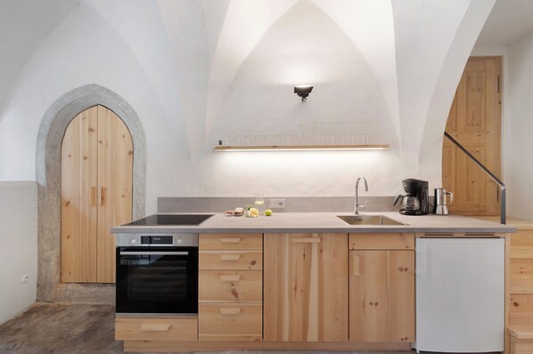 Fridge, oven, stovetop, dishwasher - Holiday Apartment 'Ansitz Baumannhof Gotik' with Mountain View, Shared Garden and Wi-Fi (Falzes)