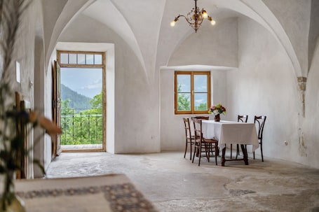 Dining. Apartment 'Ansitz Baumannhof Erker Suite' with Mountain View, Shared Garden & Wi-Fi