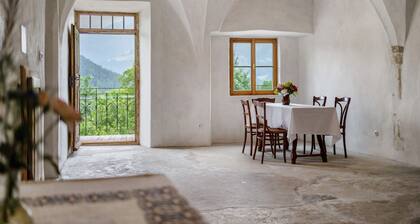 Ferienwohnung 'Ansitz Baumannhof Erker Suite' mit Bergblick, Gemeinschaftsgarten und WLAN