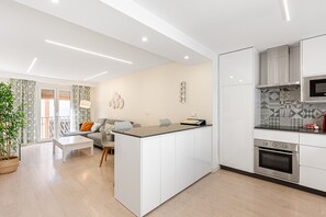 Geladeira, micro-ondas, fogão, cooktop