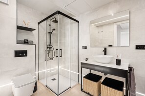 Douche, sèche-cheveux, serviettes fournies