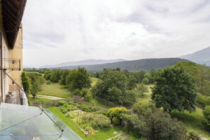 Property grounds - Holiday Apartment 'Ansitz Baumannhof Mitte' with Mountain View, Shared Garden and Wi-Fi (Pfalzen)