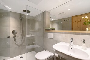 Dusche, Haartrockner, Handtücher