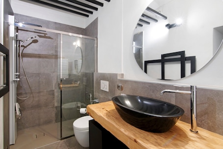 Shower, hair dryer, towels. Apartment 'La Sartoria' with Dedicated Parking and Air Conditioning