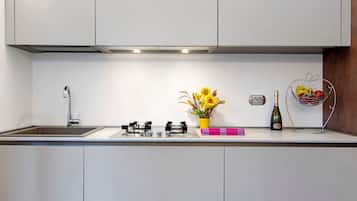 Kühlschrank, Mikrowelle, Ofen, Herdplatte