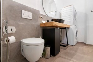 Douche, sèche-cheveux, serviettes fournies