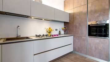 Kühlschrank, Mikrowelle, Ofen, Herdplatte