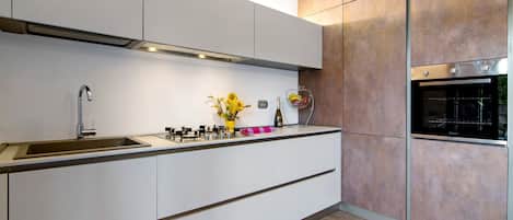 Frigorifero, microonde, forno, piano cottura