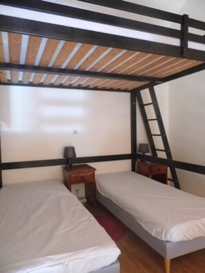 1 habitación y tabla de planchar con plancha 