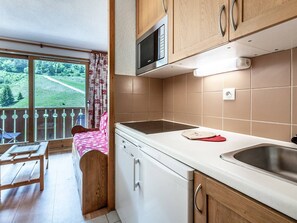 Kylskåp, mikrovågsugn, spishäll och diskmaskin